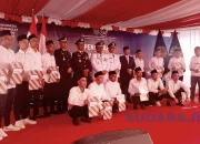 Gubernur Sulut Yulius Selvanus didampingi Wakil Gubernur Victor Mailangkay, bersama Kakanwil Ditjenpas Sulut Haposan Silalahi, berfoto bersama 37 warga binaan yang langsung bebas seusai menerima Remisi Umum HUT ke-81 RI di Rutan Kelas IIA Manado, Senin (17/8/2026). (Foto: Ridho L Tobing)