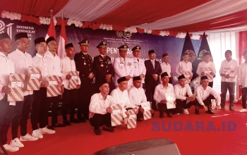 Gubernur Sulut Yulius Selvanus didampingi Wakil Gubernur Victor Mailangkay, bersama Kakanwil Ditjenpas Sulut Haposan Silalahi, berfoto bersama 37 warga binaan yang langsung bebas seusai menerima Remisi Umum HUT ke-81 RI di Rutan Kelas IIA Manado, Senin (17/8/2026). (Foto: Ridho L Tobing)
