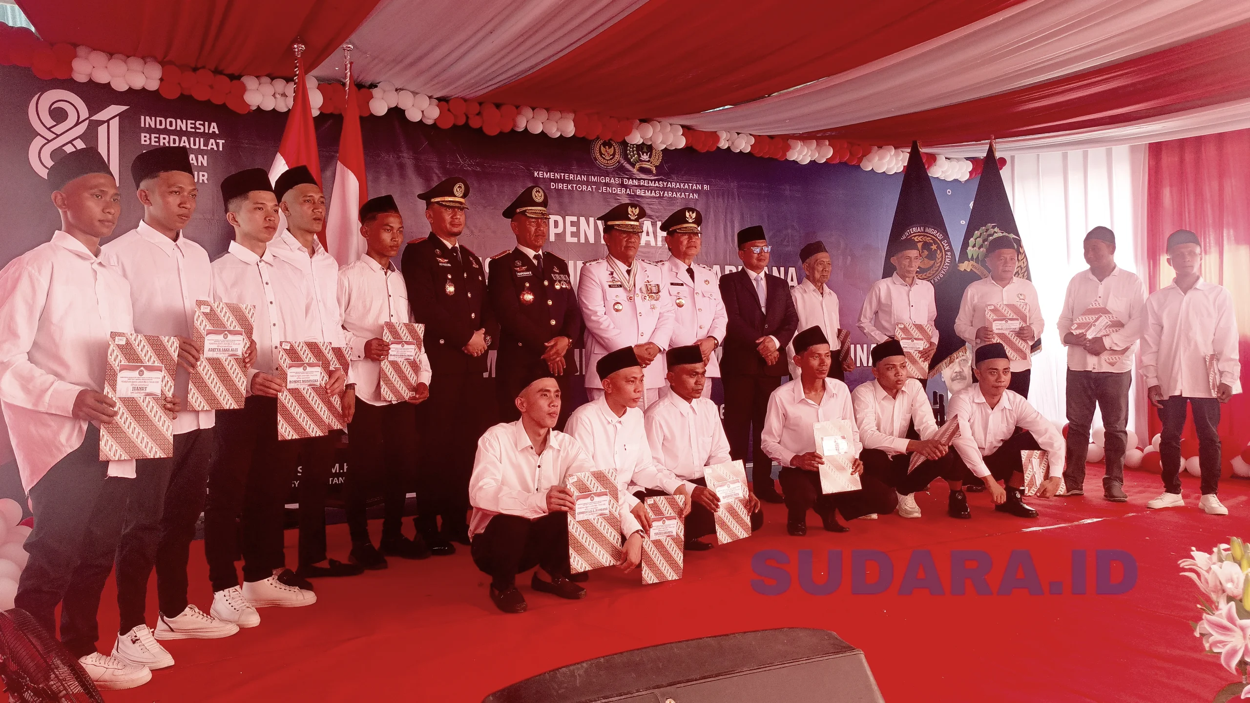 Gubernur Sulut Yulius Selvanus didampingi Wakil Gubernur Victor Mailangkay, bersama Kakanwil Ditjenpas Sulut Haposan Silalahi, berfoto bersama 37 warga binaan yang langsung bebas seusai menerima Remisi Umum HUT ke-81 RI di Rutan Kelas IIA Manado, Senin (17/8/2026). (Foto: Ridho L Tobing)
