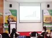 SOLUSI PANGAN LOKAL: Assoc. Prof. Ir. W. Donald R. Pokatong, M.Sc., Ph.D. saat memaparkan materi mengenai penekanan impor gandum berbasis pangan lokal pada Konferensi Internasional AgroFood 2026 di Kuala Lumpur, Malaysia. (Foto: Istimewa)