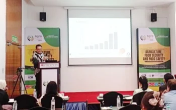 SOLUSI PANGAN LOKAL: Assoc. Prof. Ir. W. Donald R. Pokatong, M.Sc., Ph.D. saat memaparkan materi mengenai penekanan impor gandum berbasis pangan lokal pada Konferensi Internasional AgroFood 2026 di Kuala Lumpur, Malaysia. (Foto: Istimewa)