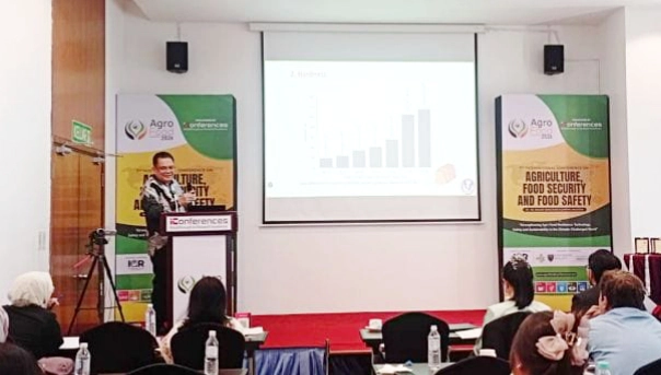 SOLUSI PANGAN LOKAL: Assoc. Prof. Ir. W. Donald R. Pokatong, M.Sc., Ph.D. saat memaparkan materi mengenai penekanan impor gandum berbasis pangan lokal pada Konferensi Internasional AgroFood 2026 di Kuala Lumpur, Malaysia. (Foto: Istimewa)
