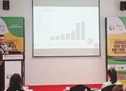 Assoc. Prof. Donald Pokatong mempresentasikan gagasan pemanfaatan komoditas lokal untuk menekan ketergantungan impor gandum dalam AgroFood 2026. (Foto: Istimewa)