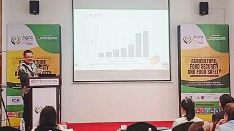 Assoc. Prof. Donald Pokatong mempresentasikan gagasan pemanfaatan komoditas lokal untuk menekan ketergantungan impor gandum dalam AgroFood 2026. (Foto: Istimewa)