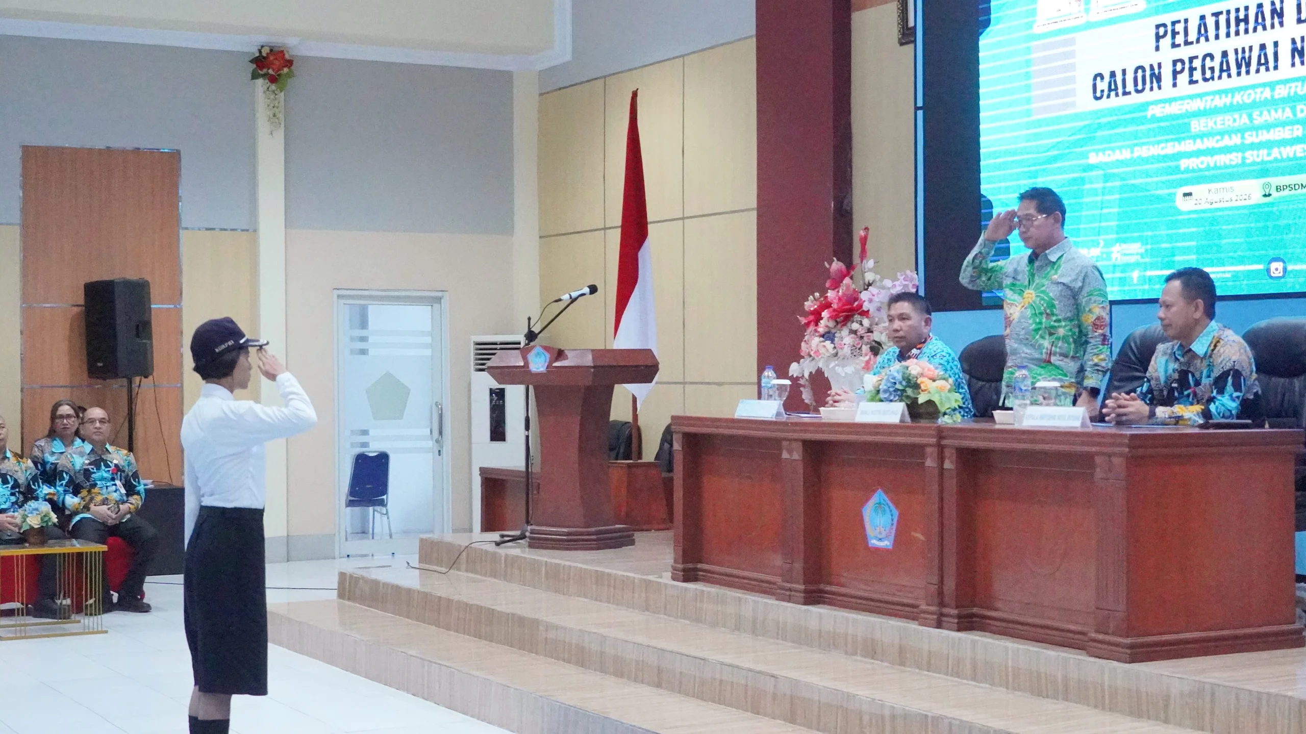 Walikota Bitung Hengky Honandar SE saat membuka Latsar CPNS 2026. Dalam arahannya, ia menegaskan ASN harus menanggalkan mentalitas ingin dilayani. (Foto: Istimewa)