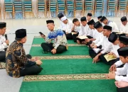 Kepala Dinas Kominfo Sulut Zainudin S. Hilimi (tengah) mewakili Gubernur Sulawesi Utara dalam acara Doa Bersama Anak-Anak Panti Asuhan untuk Bangsa dan Negara di Aula Mapalus Kantor Gubernur Sulut, Manado, Kamis (20/8/2026) malam. (Foto: Istimewa)