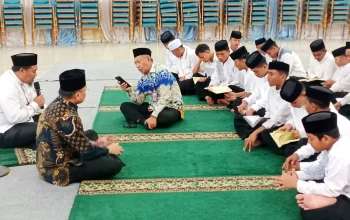 Kepala Dinas Kominfo Sulut Zainudin S. Hilimi (tengah) mewakili Gubernur Sulawesi Utara dalam acara Doa Bersama Anak-Anak Panti Asuhan untuk Bangsa dan Negara di Aula Mapalus Kantor Gubernur Sulut, Manado, Kamis (20/8/2026) malam. (Foto: Istimewa)