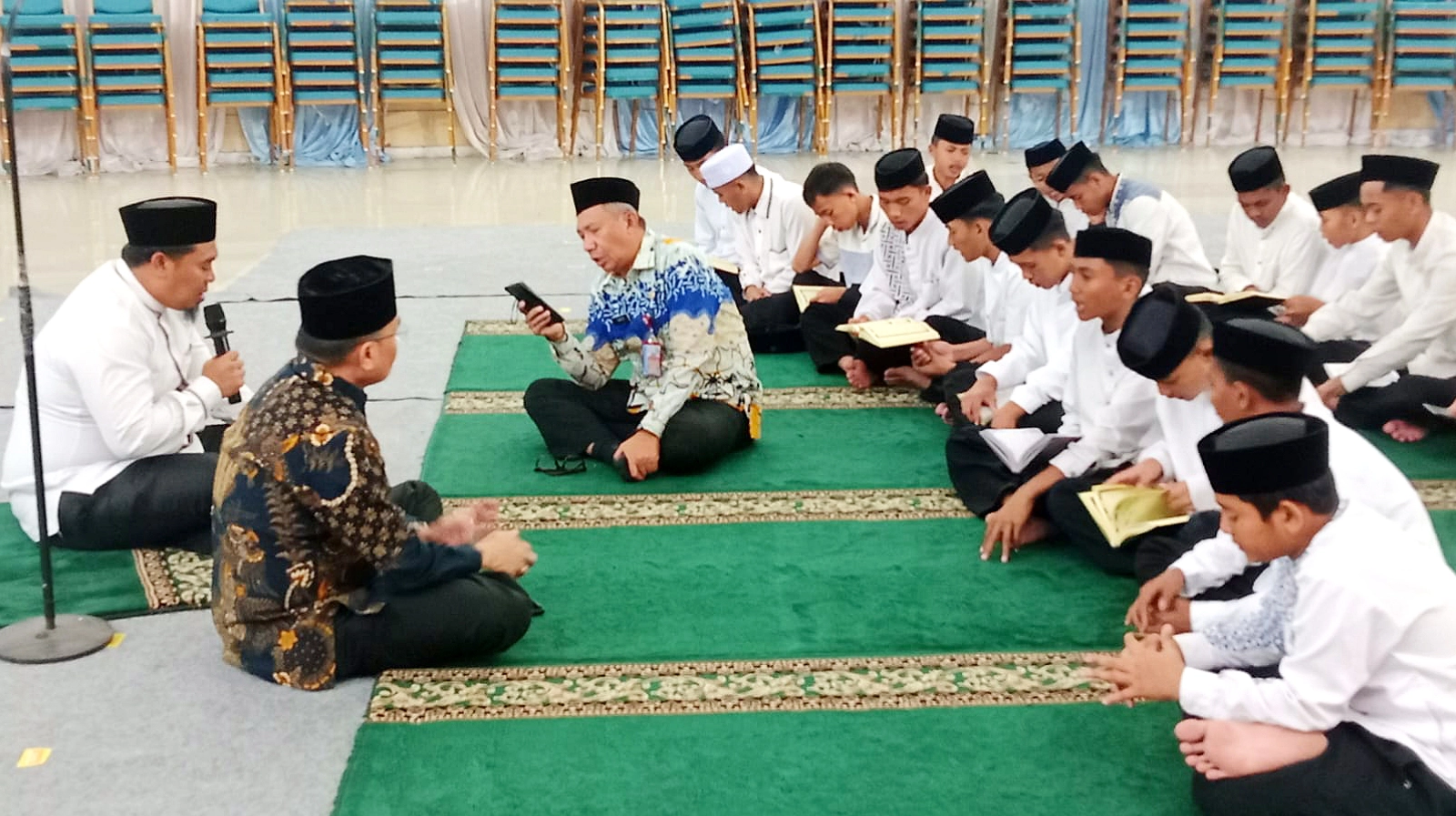 Kepala Dinas Kominfo Sulut Zainudin S. Hilimi (tengah) mewakili Gubernur Sulawesi Utara dalam acara Doa Bersama Anak-Anak Panti Asuhan untuk Bangsa dan Negara di Aula Mapalus Kantor Gubernur Sulut, Manado, Kamis (20/8/2026) malam. (Foto: Istimewa)