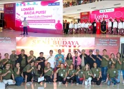 Aksi peserta Lomba Baca Puisi (kiri) dan Tari Mahamba Bantik (kanan) saat memukau pengunjung Mantos 3 Manado, Jumat (21/8/2026). (Foto bawah) Panitia pelaksana bersama jajaran tamu undangan berfoto usai pembukaan acara. (Foto: Istimewa)