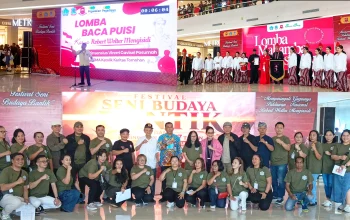 Aksi peserta Lomba Baca Puisi (kiri) dan Tari Mahamba Bantik (kanan) saat memukau pengunjung Mantos 3 Manado, Jumat (21/8/2026). (Foto bawah) Panitia pelaksana bersama jajaran tamu undangan berfoto usai pembukaan acara. (Foto: Istimewa)