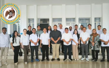 Standius Bara Prima (SBP) dan jajaran pengurus Garda Nusantara Sulut mengabadikan momen bersama Gubernur Sulut Mayjen TNI (Purn) Yulius Selvanus SE usai menyampaikan komitmen bersinergi dalam gerakan anti-narkoba di Manado, Sabtu (22/8/2026). (Foto: Istimewa)