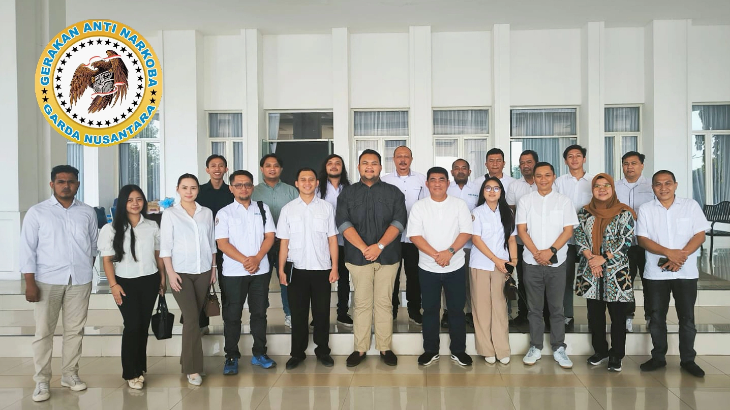 Standius Bara Prima (SBP) dan jajaran pengurus Garda Nusantara Sulut mengabadikan momen bersama Gubernur Sulut Mayjen TNI (Purn) Yulius Selvanus SE usai menyampaikan komitmen bersinergi dalam gerakan anti-narkoba di Manado, Sabtu (22/8/2026). (Foto: Istimewa)