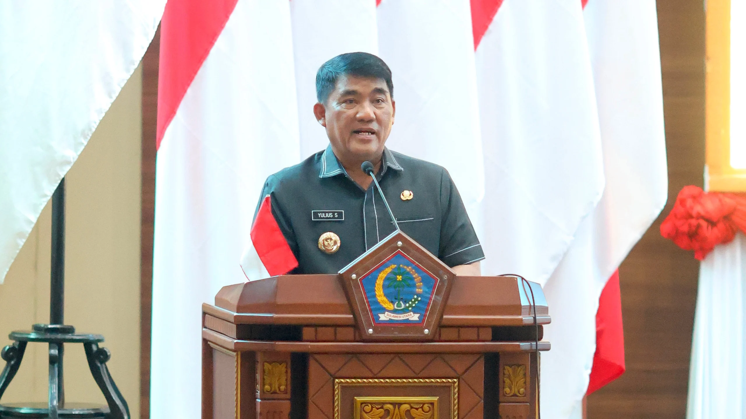 Gubernur Sulut Yulius Selvanus memaparkan arah kebijakan dan penyesuaian postur Perubahan APBD 2026 di hadapan pimpinan dan anggota DPRD Sulawesi Utara, Senin (24/8/2026). (Foto: Istimewa)