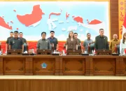 Ketua DPRD Sulut Fransiscus Silangen dan jajaran Wakil Ketua DPRD bersama Gubernur Sulut Yulius Selvanus dan Wagub Victor Mailangkay pada Rapat Paripurna Penjelasan Perubahan KUA-PPAS TA 2026 di Gedung DPRD Sulut, Manado, Senin (24/8/2026). (Foto: Istimewa)