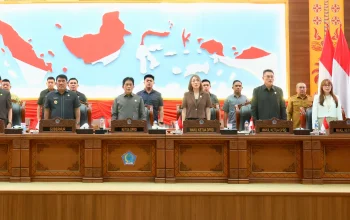 Ketua DPRD Sulut Fransiscus Silangen dan jajaran Wakil Ketua DPRD bersama Gubernur Sulut Yulius Selvanus dan Wagub Victor Mailangkay pada Rapat Paripurna Penjelasan Perubahan KUA-PPAS TA 2026 di Gedung DPRD Sulut, Manado, Senin (24/8/2026). (Foto: Istimewa)