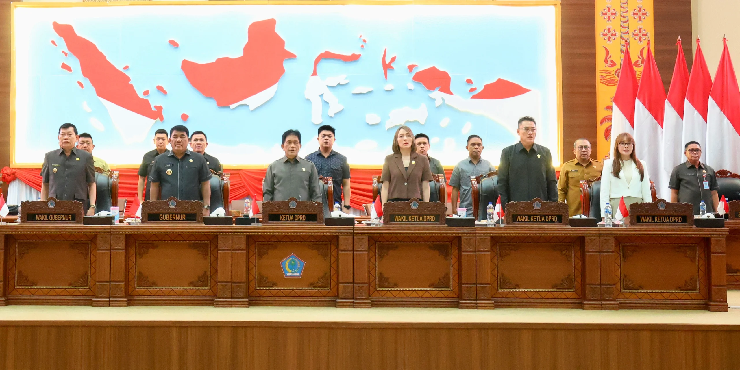 Ketua DPRD Sulut Fransiscus Silangen dan jajaran Wakil Ketua DPRD bersama Gubernur Sulut Yulius Selvanus dan Wagub Victor Mailangkay pada Rapat Paripurna Penjelasan Perubahan KUA-PPAS TA 2026 di Gedung DPRD Sulut, Manado, Senin (24/8/2026). (Foto: Istimewa)
