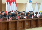 Gubernur Sulawesi Utara Yulius Selvanus (kedua kiri) didampingi Wagub Victor Mailangkay (kiri) bersama Ketua DPRD Sulut Fransiscus Andi Silangen (kedua kanan) dan Wakil Ketua DPRD dalam Rapat Paripurna pembahasan Ranperda CSR di Gedung DPRD Sulut, Manado, Senin (24/8/2026). (Foto: Istimewa)