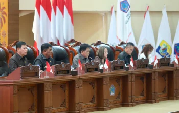 Gubernur Sulawesi Utara Yulius Selvanus (kedua kiri) didampingi Wagub Victor Mailangkay (kiri) bersama Ketua DPRD Sulut Fransiscus Andi Silangen (kedua kanan) dan Wakil Ketua DPRD dalam Rapat Paripurna pembahasan Ranperda CSR di Gedung DPRD Sulut, Manado, Senin (24/8/2026). (Foto: Istimewa)