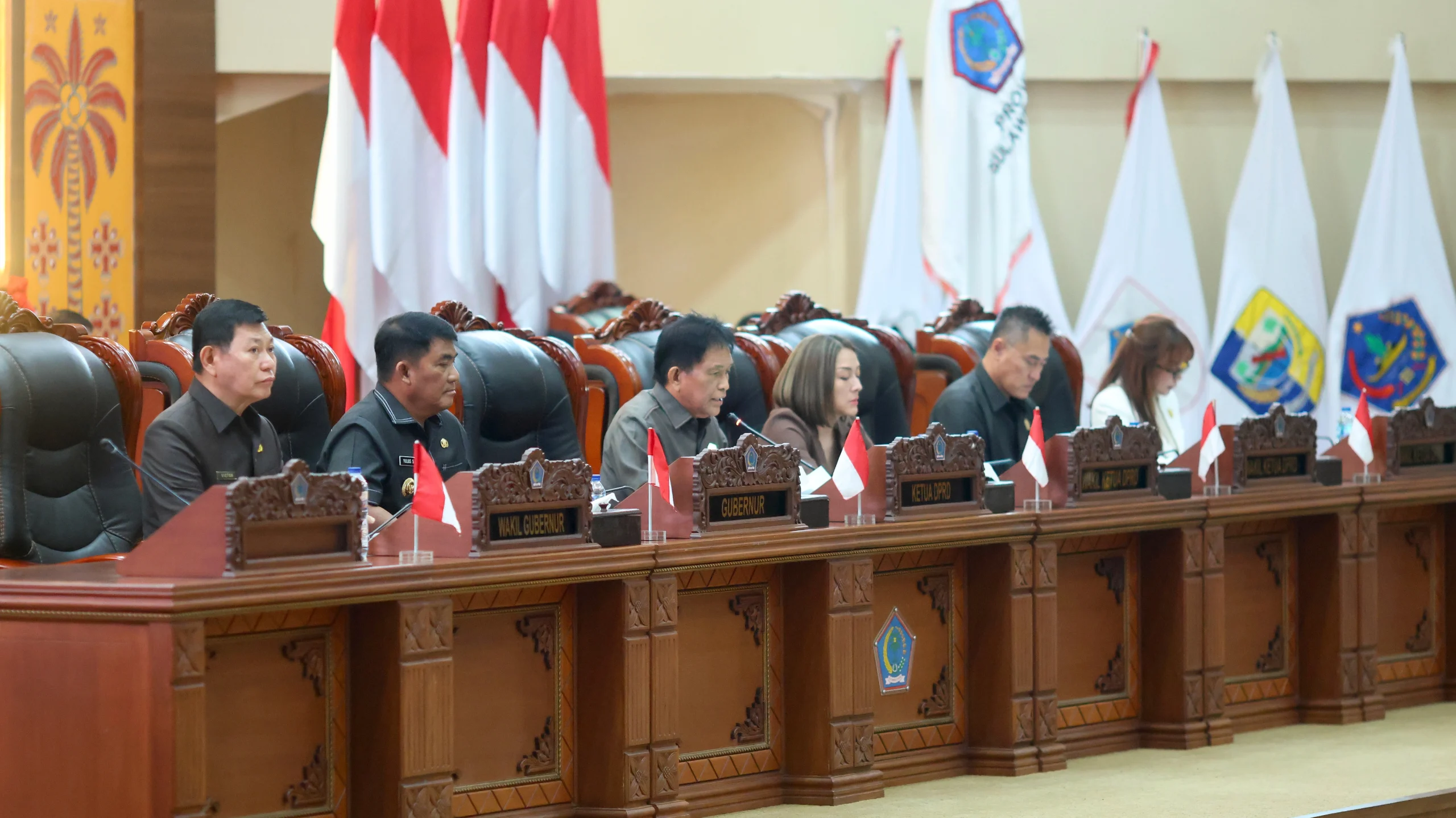 Gubernur Sulawesi Utara Yulius Selvanus (kedua kiri) didampingi Wagub Victor Mailangkay (kiri) bersama Ketua DPRD Sulut Fransiscus Andi Silangen (kedua kanan) dan Wakil Ketua DPRD dalam Rapat Paripurna pembahasan Ranperda CSR di Gedung DPRD Sulut, Manado, Senin (24/8/2026). (Foto: Istimewa)