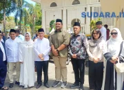 Ketua Umum PPLSU Standius Bara Prima berfoto bersama jajaran panitia dan tokoh agama dan masyarakat pada Peringatan Maulid Nabi Muhammad SAW 1448 H di Masjid Raya Ahmad Yani, Manado. (Foto: Ridho L Tobing)