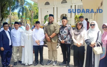 Ketua Umum PPLSU Standius Bara Prima berfoto bersama jajaran panitia dan tokoh agama dan masyarakat pada Peringatan Maulid Nabi Muhammad SAW 1448 H di Masjid Raya Ahmad Yani, Manado. (Foto: Ridho L Tobing)