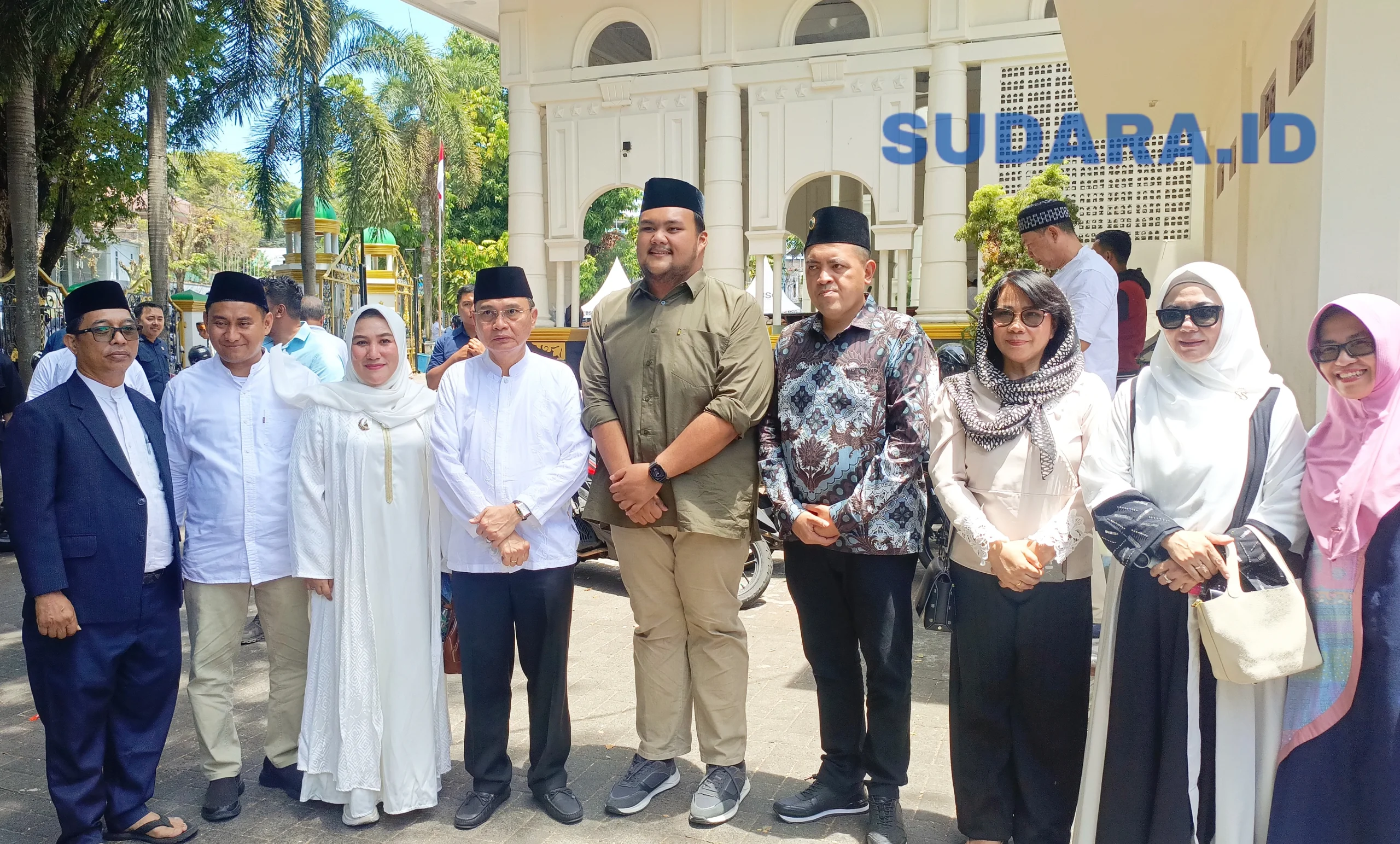 Ketua Umum PPLSU Standius Bara Prima berfoto bersama jajaran panitia dan tokoh agama dan masyarakat pada Peringatan Maulid Nabi Muhammad SAW 1448 H di Masjid Raya Ahmad Yani, Manado. (Foto: Ridho L Tobing)