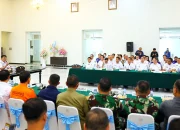 Gubernur Sulawesi Utara Mayjen TNI (Purn) Yulius Selvanus SE memimpin Rapat Koordinasi Penanganan Karhutla bersama unsur Forkopimda dan instansi terkait di Bumi Beringin, Manado, Rabu (26/8/2026). (Foto: Istimewa)