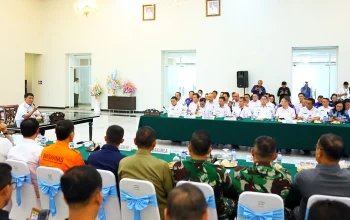 Gubernur Sulawesi Utara Mayjen TNI (Purn) Yulius Selvanus SE memimpin Rapat Koordinasi Penanganan Karhutla bersama unsur Forkopimda dan instansi terkait di Bumi Beringin, Manado, Rabu (26/8/2026). (Foto: Istimewa)