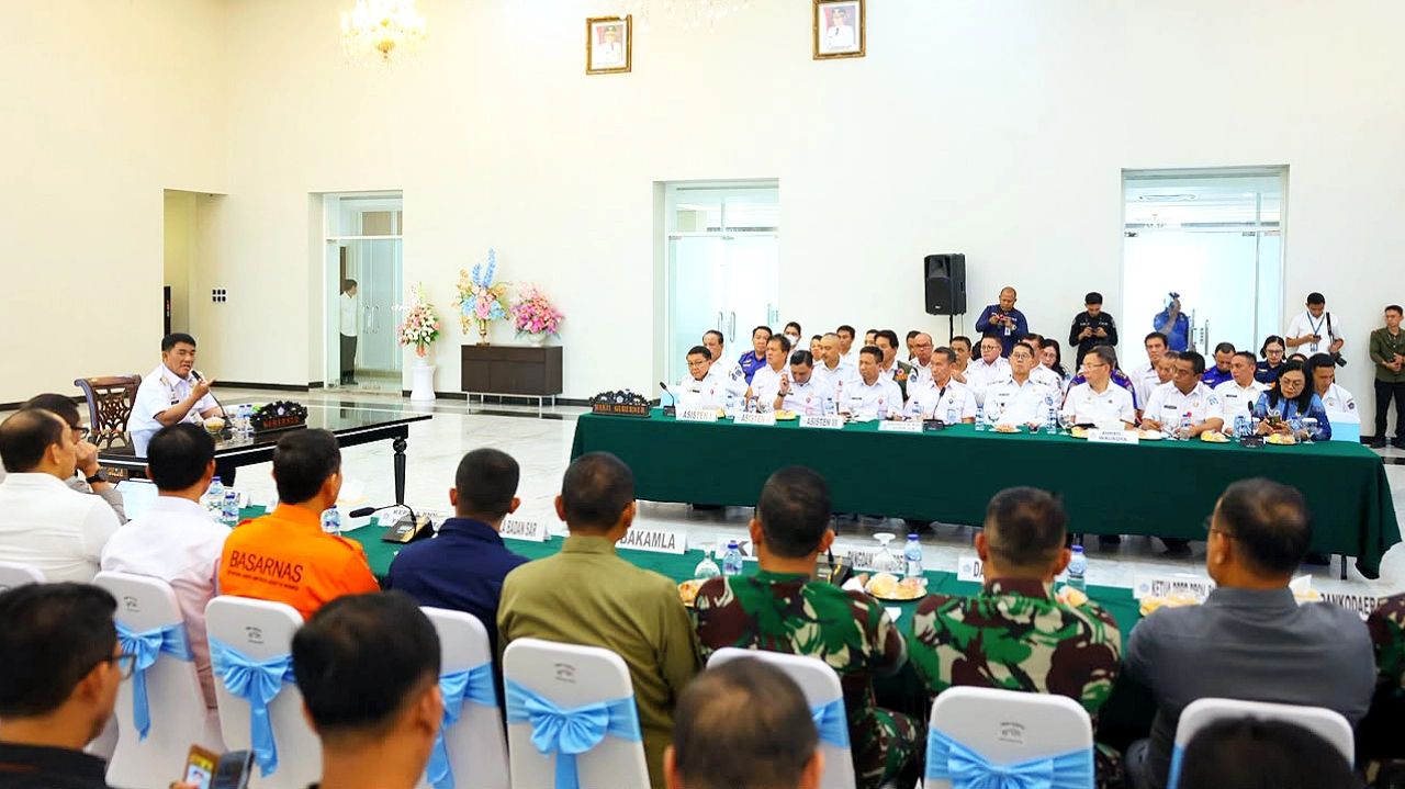 Gubernur Sulawesi Utara Mayjen TNI (Purn) Yulius Selvanus SE memimpin Rapat Koordinasi Penanganan Karhutla bersama unsur Forkopimda dan instansi terkait di Bumi Beringin, Manado, Rabu (26/8/2026). (Foto: Istimewa)