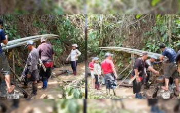 Hukum Tua Desa Kumelembuai Jerry Langkai memimpin warga dan perangkat desa saat kerja bakti membenahi saluran air dan jaringan pipa di Kumelembuai, Minahasa Selatan, Rabu (26/8/2026). (Foto: Istimewa)