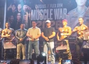 Kapolres Bitung AKBP Arie Sulistyo Nugroho berfoto bersama jajaran tamu undangan dan peserta Tarsius X Flex GYM Muscle War 2026, Sabtu (29/8/2026). Ajang ini digelar guna mempererat persaudaraan dan menggemakan pola hidup sehat bebas narkoba. (Foto: Istimewa)