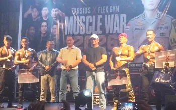 Kapolres Bitung AKBP Arie Sulistyo Nugroho berfoto bersama jajaran tamu undangan dan peserta Tarsius X Flex GYM Muscle War 2026, Sabtu (29/8/2026). Ajang ini digelar guna mempererat persaudaraan dan menggemakan pola hidup sehat bebas narkoba. (Foto: Istimewa)