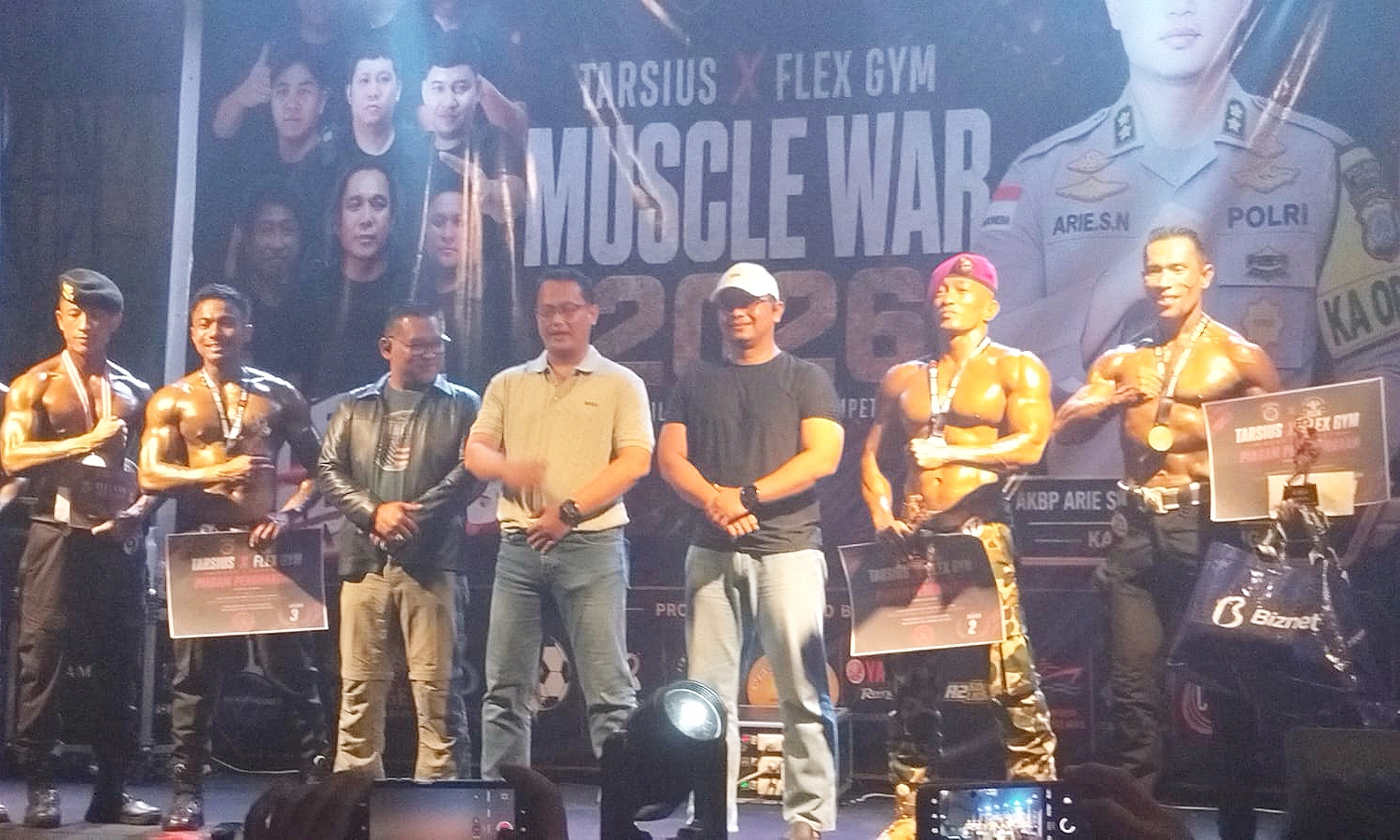 Kapolres Bitung AKBP Arie Sulistyo Nugroho berfoto bersama jajaran tamu undangan dan peserta Tarsius X Flex GYM Muscle War 2026, Sabtu (29/8/2026). Ajang ini digelar guna mempererat persaudaraan dan menggemakan pola hidup sehat bebas narkoba. (Foto: Istimewa)