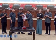 Gubernur Sulut Mayjen TNI (Purn) Yulius Selvanus SE dan Ketua DPRD Sulut dr. Fransiscus Andi Silangen Sp.B, KBD, menunjukkan dokumen Nota Kesepakatan Perubahan KUA-PPAS APBD T.A. 2026 yang resmi disahkan dalam Rapat Paripurna di Gedung DPRD Sulut, Manado, Rabu (2/9/2026). (Foto: Ridho L Tobing)