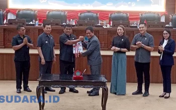 Gubernur Sulut Mayjen TNI (Purn) Yulius Selvanus SE dan Ketua DPRD Sulut dr. Fransiscus Andi Silangen Sp.B, KBD, menunjukkan dokumen Nota Kesepakatan Perubahan KUA-PPAS APBD T.A. 2026 yang resmi disahkan dalam Rapat Paripurna di Gedung DPRD Sulut, Manado, Rabu (2/9/2026). (Foto: Ridho L Tobing)