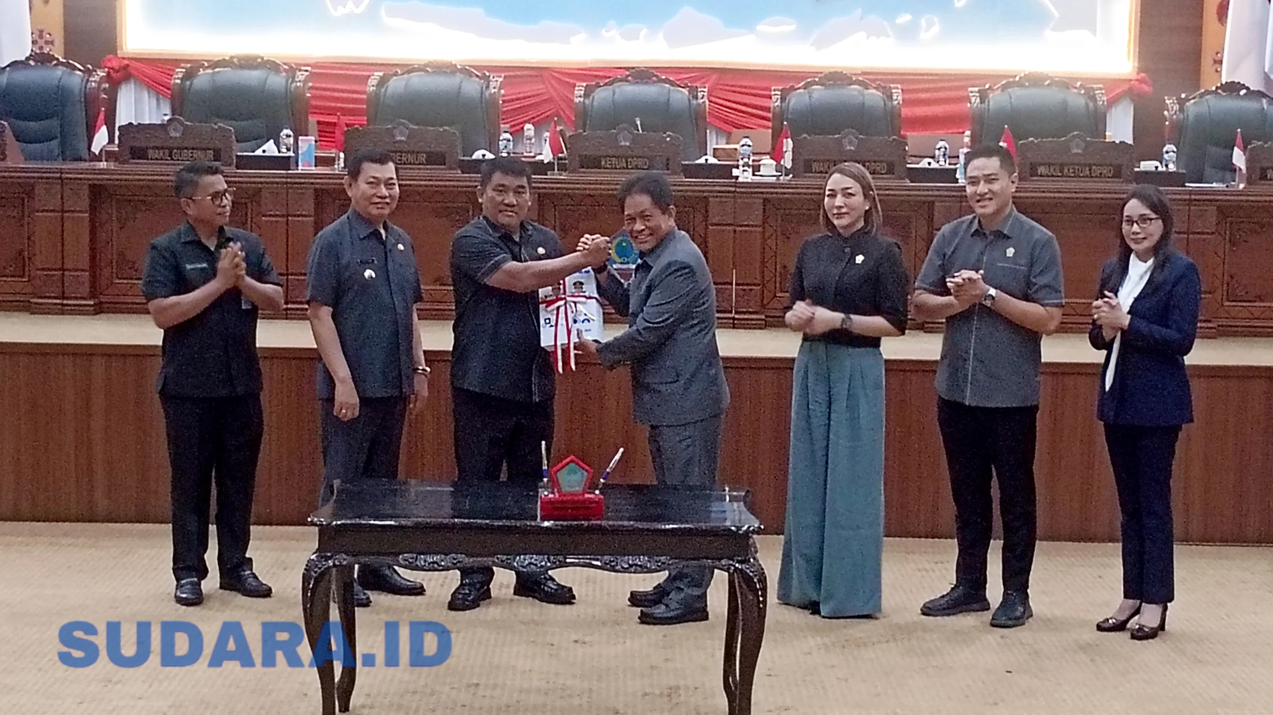 Gubernur Sulut Mayjen TNI (Purn) Yulius Selvanus SE dan Ketua DPRD Sulut dr. Fransiscus Andi Silangen Sp.B, KBD, menunjukkan dokumen Nota Kesepakatan Perubahan KUA-PPAS APBD T.A. 2026 yang resmi disahkan dalam Rapat Paripurna di Gedung DPRD Sulut, Manado, Rabu (2/9/2026). (Foto: Ridho L Tobing)