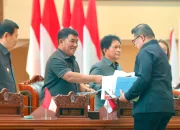 Gubernur Sulut Mayjen TNI (Purn) Yulius Selvanus SE menerima secara langsung dokumen laporan hasil Reses Masa Persidangan Ketiga Tahun 2026 dari anggota DPRD Sulut Dapil Minsel-Mitra, Billy Lombok, pada Rapat Paripurna DPRD Sulut di Kairagi, Manado, Rabu (2/9/2026). (Foto: Istimewa)