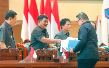 Gubernur Sulut Mayjen TNI (Purn) Yulius Selvanus SE menerima secara langsung dokumen laporan hasil Reses Masa Persidangan Ketiga Tahun 2026 dari anggota DPRD Sulut Dapil Minsel-Mitra, Billy Lombok, pada Rapat Paripurna DPRD Sulut di Kairagi, Manado, Rabu (2/9/2026). (Foto: Istimewa)