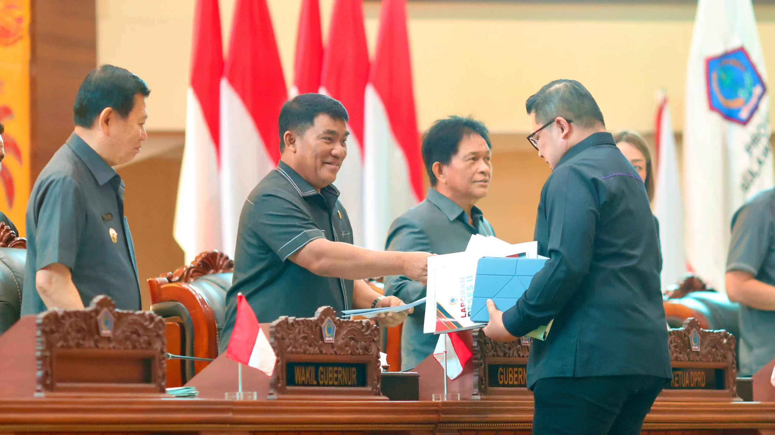 Gubernur Sulut Mayjen TNI (Purn) Yulius Selvanus SE menerima secara langsung dokumen laporan hasil Reses Masa Persidangan Ketiga Tahun 2026 dari anggota DPRD Sulut Dapil Minsel-Mitra, Billy Lombok, pada Rapat Paripurna DPRD Sulut di Kairagi, Manado, Rabu (2/9/2026). (Foto: Istimewa)
