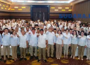 POSE PETARUNG: Ketua DPD Gerindra Sulut Yulius Selvanus bersama Ketua DPC Gerindra Manado Louis Schramm dan jajaran pengurus berfoto bersama dalam gelaran Rakercab DPC Gerindra Manado di Courtyard Hotel, Sabtu (5/9/2026). (Foto: Ridho L Tobing)