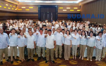 POSE PETARUNG: Ketua DPD Gerindra Sulut Yulius Selvanus bersama Ketua DPC Gerindra Manado Louis Schramm dan jajaran pengurus berfoto bersama dalam gelaran Rakercab DPC Gerindra Manado di Courtyard Hotel, Sabtu (5/9/2026). (Foto: Ridho L Tobing)
