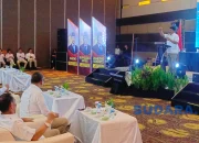 BAKAR SEMANGAT KADER: Ketua DPD Gerindra Sulut Yulius Selvanus memberikan arahan strategis di hadapan jajaran pengurus dan kader dalam Rakercab DPC Gerindra Manado di Courtyard Hotel, Sabtu (5/9/2026). (Foto: Ridho L Tobing)