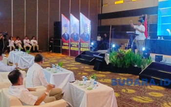 BAKAR SEMANGAT KADER: Ketua DPD Gerindra Sulut Yulius Selvanus memberikan arahan strategis di hadapan jajaran pengurus dan kader dalam Rakercab DPC Gerindra Manado di Courtyard Hotel, Sabtu (5/9/2026). (Foto: Ridho L Tobing)