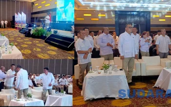 GAUNGKAN DUKUNGAN: Ketua DPD Gerindra Sulut Yulius Selvanus secara terbuka menyuarakan dukungan bagi Louis Carl Schramm sebagai Calon Walikota Manado di hadapan ratusan kader saat Rakercab DPC Gerindra Manado di Courtyard Hotel, Sabtu (5/9/2026). (Foto: Ridho L Tobing)