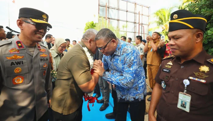 Ketua Fraksi Gerindra DPRD Sulut Louis Schramm Sambut Kapolda Baru Brigjen Yudo Hermanto di Bandara Sam Ratulangi