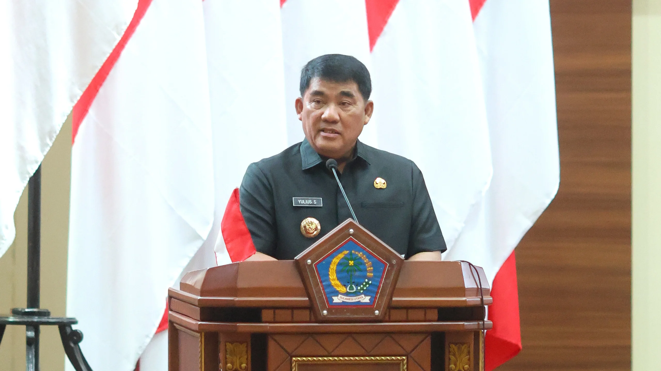 Gubernur Sulawesi Utara, Mayjen TNI (Purn) Yulius Selvanus SE saat Rapat Paripurna Penyampaian Ranperda APBD Perubahan di DPRD Sulut, Senin (14/9/2026). (Foto: Istimewa)