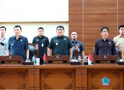Ketua DPRD Sulut, dr. Fransiscus Silangen, Sp.B, KBD (kanan) bersama Gubernur Sulut Mayjen TNI (Purn) Yulius Selvanus SE dan Wakil Gubernur Dr J Victor Mailangkay SH MH saat Rapat Paripurna Ranperda Perubahan APBD Sulut tahun 2026. (Foto: Istimewa)