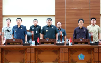 Ketua DPRD Sulut, dr. Fransiscus Silangen, Sp.B, KBD (kanan) bersama Gubernur Sulut Mayjen TNI (Purn) Yulius Selvanus SE dan Wakil Gubernur Dr J Victor Mailangkay SH MH saat Rapat Paripurna Ranperda Perubahan APBD Sulut tahun 2026. (Foto: Istimewa)