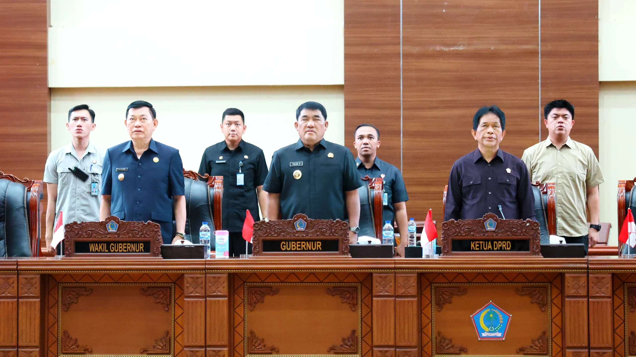 Ketua DPRD Sulut, dr. Fransiscus Silangen, Sp.B, KBD (kanan) bersama Gubernur Sulut Mayjen TNI (Purn) Yulius Selvanus SE dan Wakil Gubernur Dr J Victor Mailangkay SH MH saat Rapat Paripurna Ranperda Perubahan APBD Sulut tahun 2026. (Foto: Istimewa)