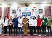 Kepala Badan Kesbangpol Sulut Johnny Suak (tengah) berfoto bersama perwakilan pengurus partai politik usai Penandatanganan Berita Acara Serah Terima (BAST) Bantuan Keuangan Parpol TA 2026 di Kantor Gubernur Sulut, Manado, Selasa (15/9/2026). (Foto: Istimewa)